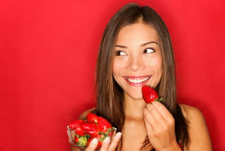 woman-eating-strawberries-horiz