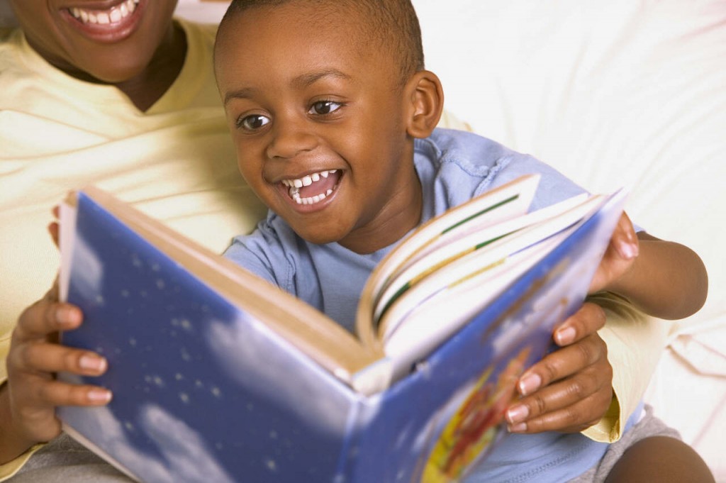 Dia do livro infantil: hábito da leitura desenvolve cérebro das crianças